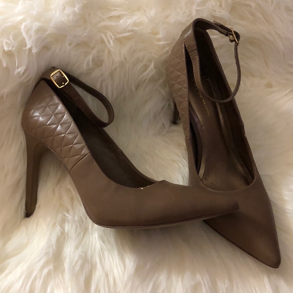 High heeled pumps with strap